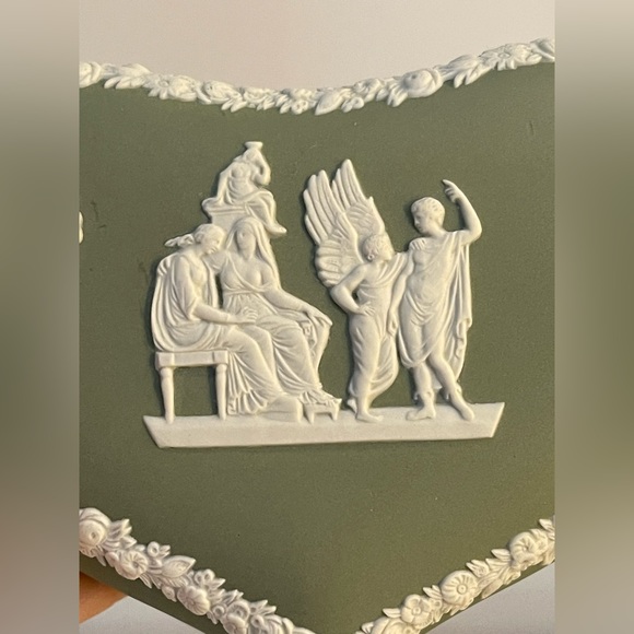 Wedgwood Sage Green Jasper Heart Trinket Jewelry Box...or best offer! - Picture 4 of 8